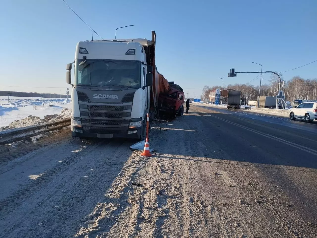 Водитель большегруза пострадал в тройном ДТП на трассе под Ишимом