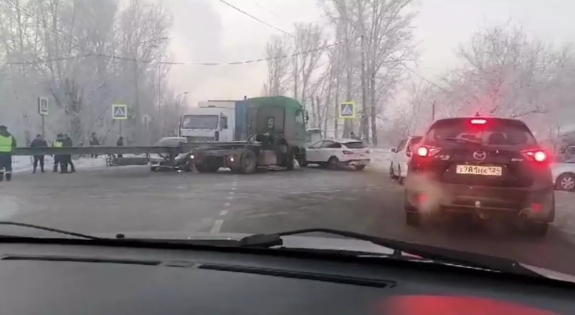 После ДТП на Одесской в Красноярске возникла огромная пробка