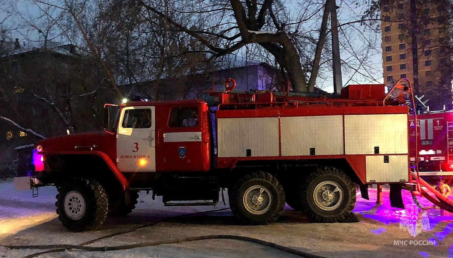 В Новосибирске три человека оказались в больнице после пожара в доме