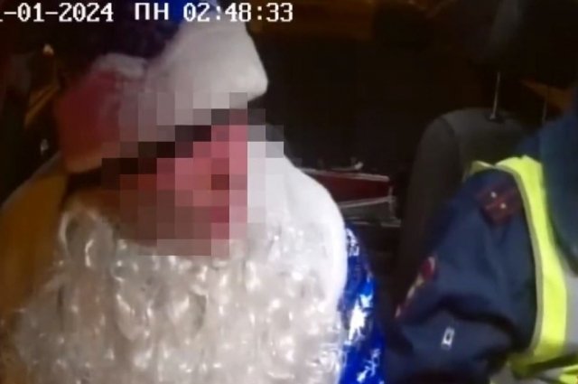 В Красноярске сотрудники ДПС задержали 22-летнего пьяного Деда Мороза за рулем