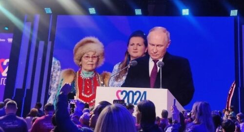 Девочка из Новосибирска пробралась через охрану для фото с президентом