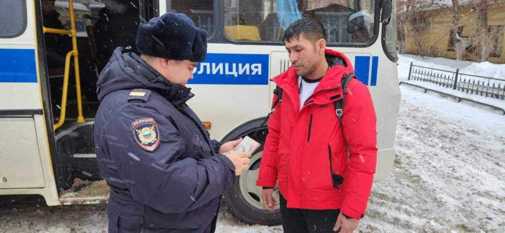 В Красноярске еще 9 мигрантов получили повестки в военкомат