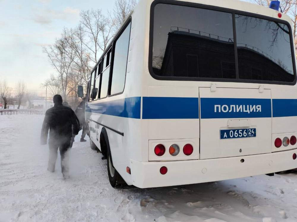 В Красноярске после рейда на рынке еще 6 мигрантам вручили повестки в военкомат