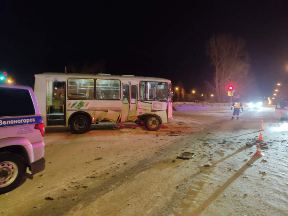 Под Красноярском при столкновении автобуса и легковушки пострадали семь человек