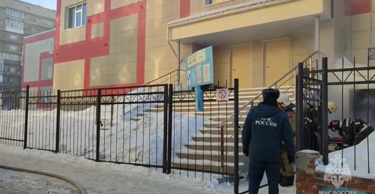 Во время пожара в новосибирской гимназии погиб один человек