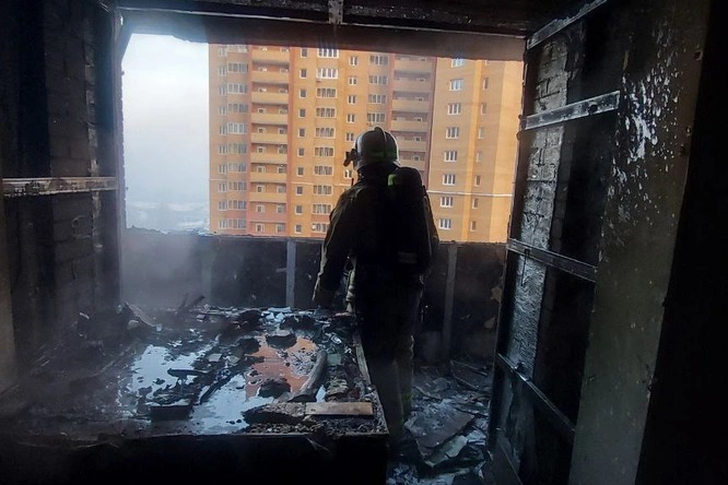 В красноярском ЖК «Эдельвейс» загорелась квартира