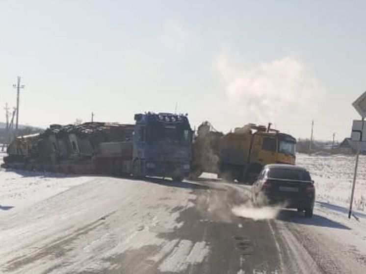 На трассе в Кузбассе после ДТП с грузовиком образовался затор