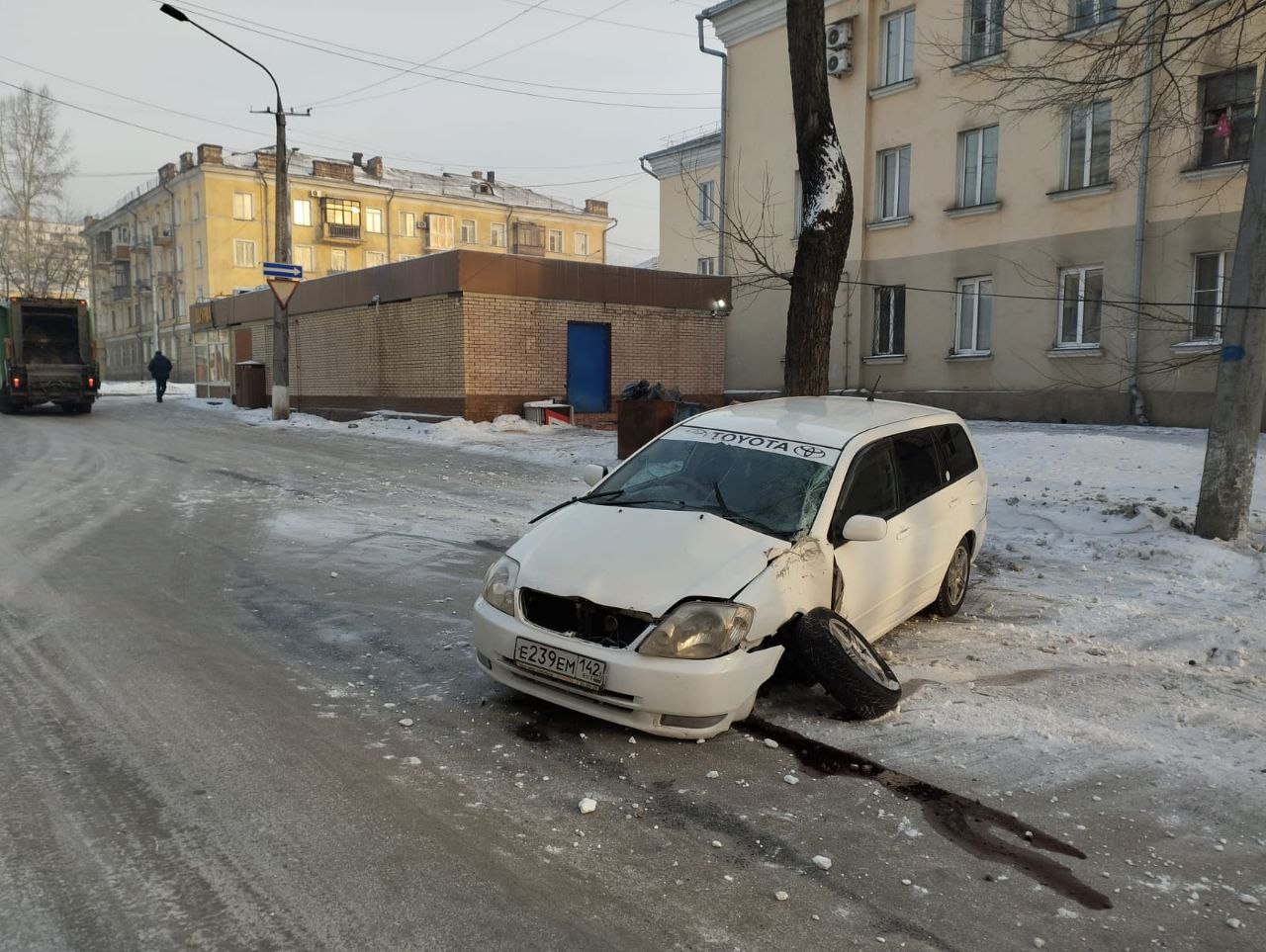 В Новокузнецке на Чекалина иномарка влетела в фонарь