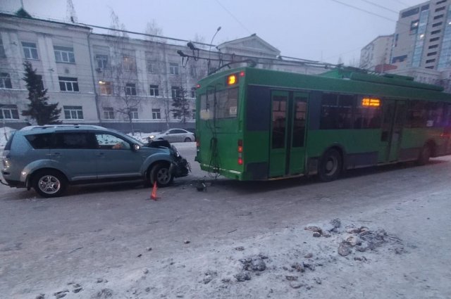 Двухлетний пассажир пострадал в ДТП с троллейбусом и иномаркой в Новосибирске