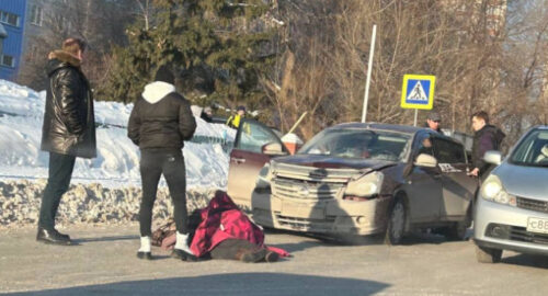 В Новосибирске 21-летний парень за рулем Nissan наехал на пожилую женщину