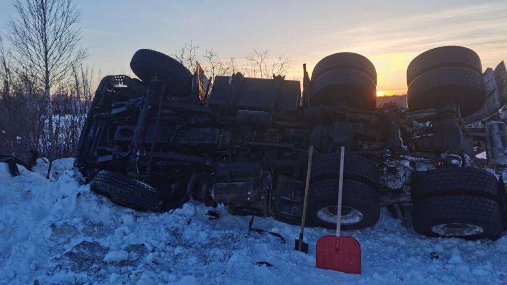 На трассе в Омской области перевернулся грузовик