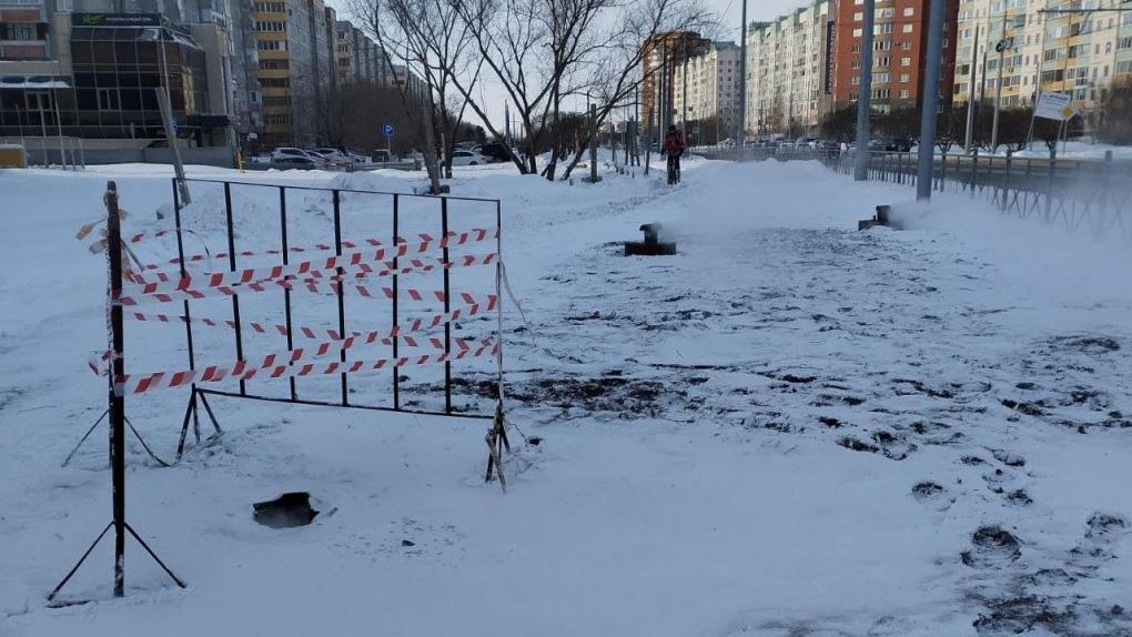 СК завел уголовное дело после падения девятилетнего омича в яму с кипятком
