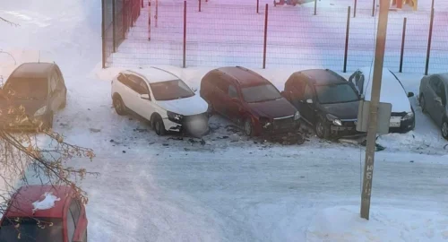 В Тюмени хулиганы разгромили припаркованные автомобили