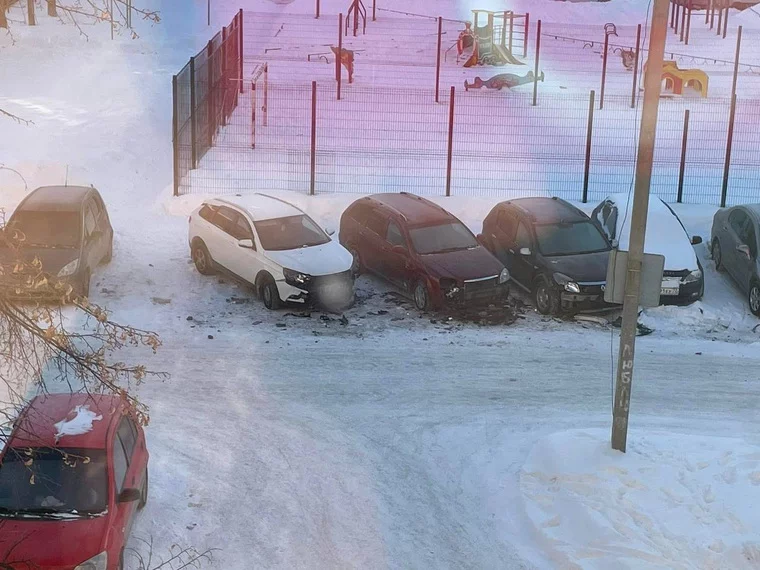 В Тюмени хулиганы разгромили припаркованные автомобили