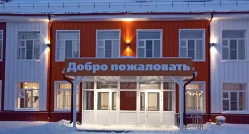 Жители Омска заметили силовиков с оружием у школы № 24