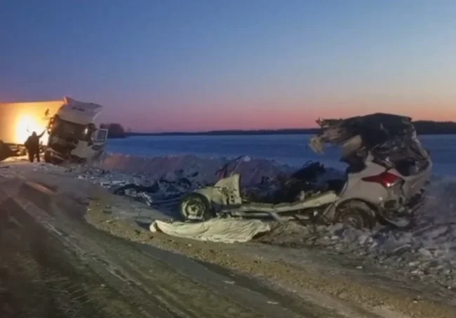 После ДТП на трассе под Тюменью автомобиль разнесло на части