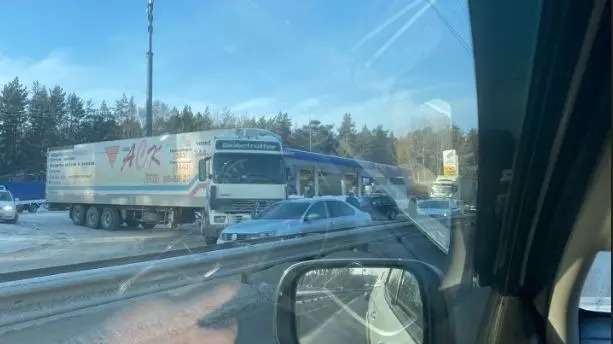 ДТП с участием трех автомобилей на Бердском шоссе парализовало движение