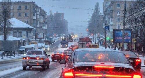 Снегопад в Тюмени привел к пробкам и авариям на дорогах