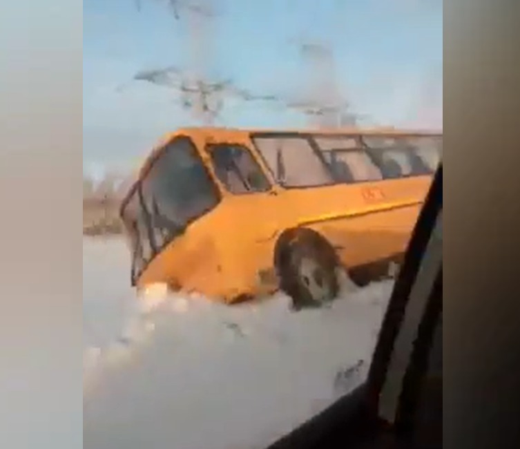 Школьный автобус съехал в кювет в Ишимском районе