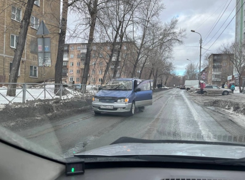 Сильный ветер чуть не сорвал кровлю здания в Новосибирске