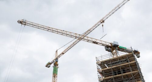 Застройщики Новосибирска не распродали 15 тысяч квартир и оказались в зоне риска