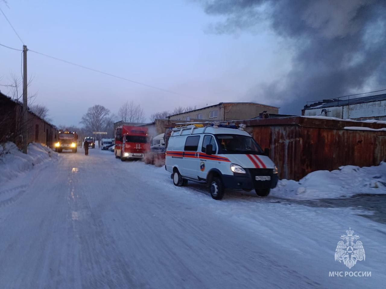 В Новосибирске загорелся склад с едой на Петухова