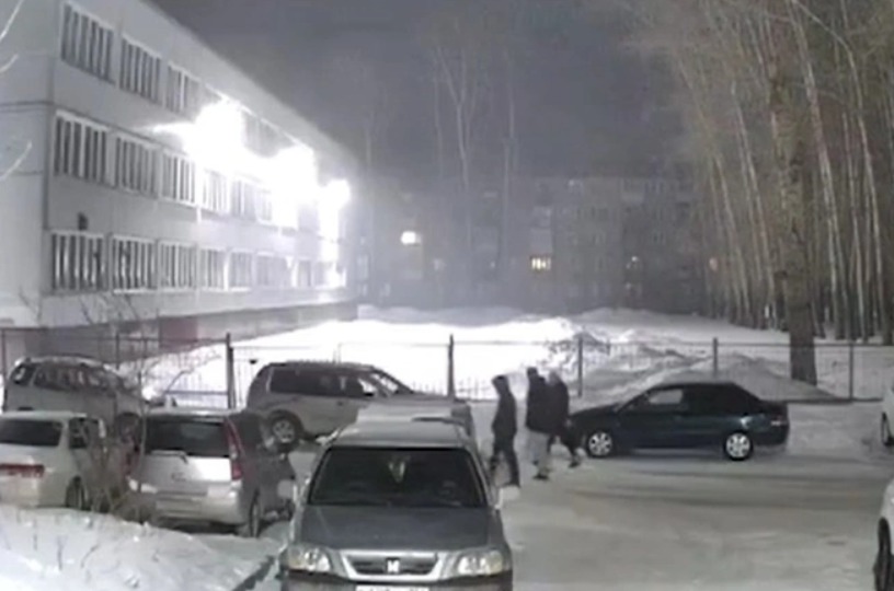 В Новосибирске неадекват кулаком повредил несколько припаркованных автомобилей