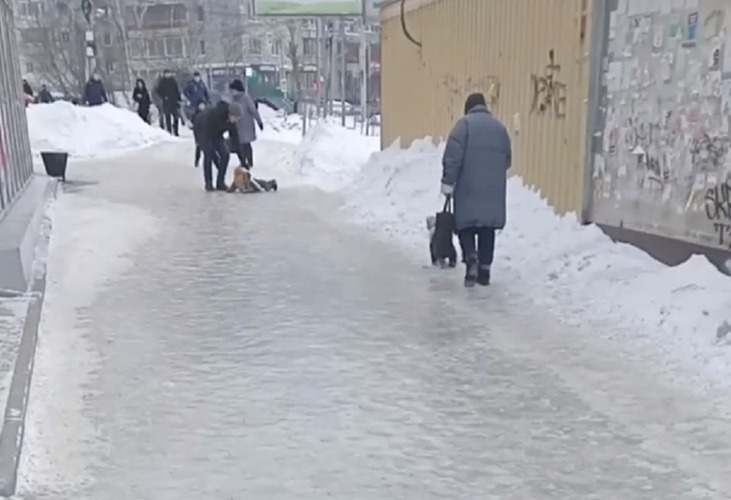 Жители Томска пожаловались на скользкий тротуар на Мира