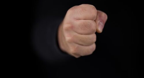 Житель Екатеринбурга избил девушку на кассе в супермаркете