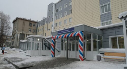 В Новосибирске в травматологии задержали мужчину с пробитой головой и гранатой