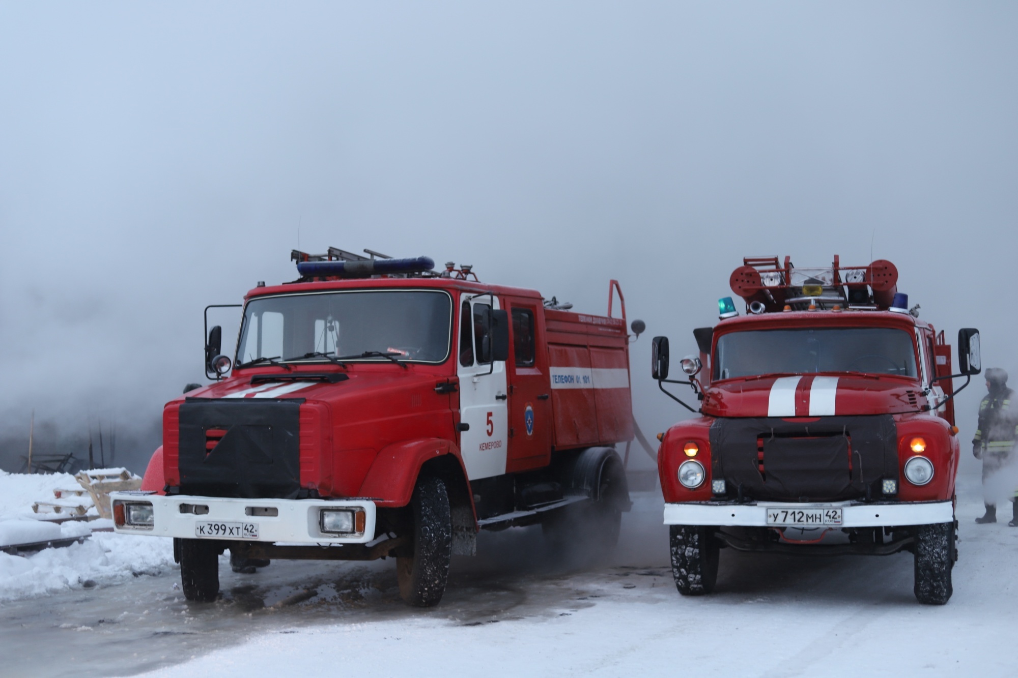 В полыхающем доме в Новокузнецке погиб 54-летний мужчина