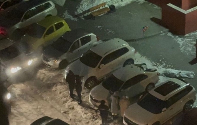 В Тюмени под окнами 20-этажного дома обнаружили тело подростка