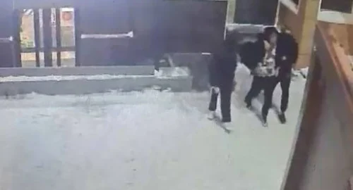 В Новосибирске группа мужчин похитила из кафе 16-летнего подростка
