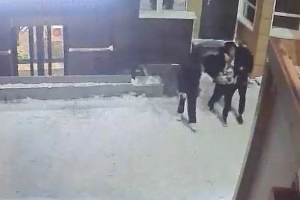 В Новосибирске группа мужчин похитила из кафе 16-летнего подростка