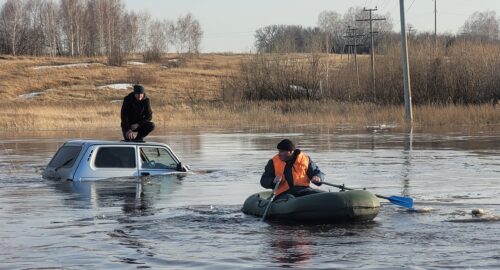 На Алтае автобус с девятью пассажирами затонул на трассе