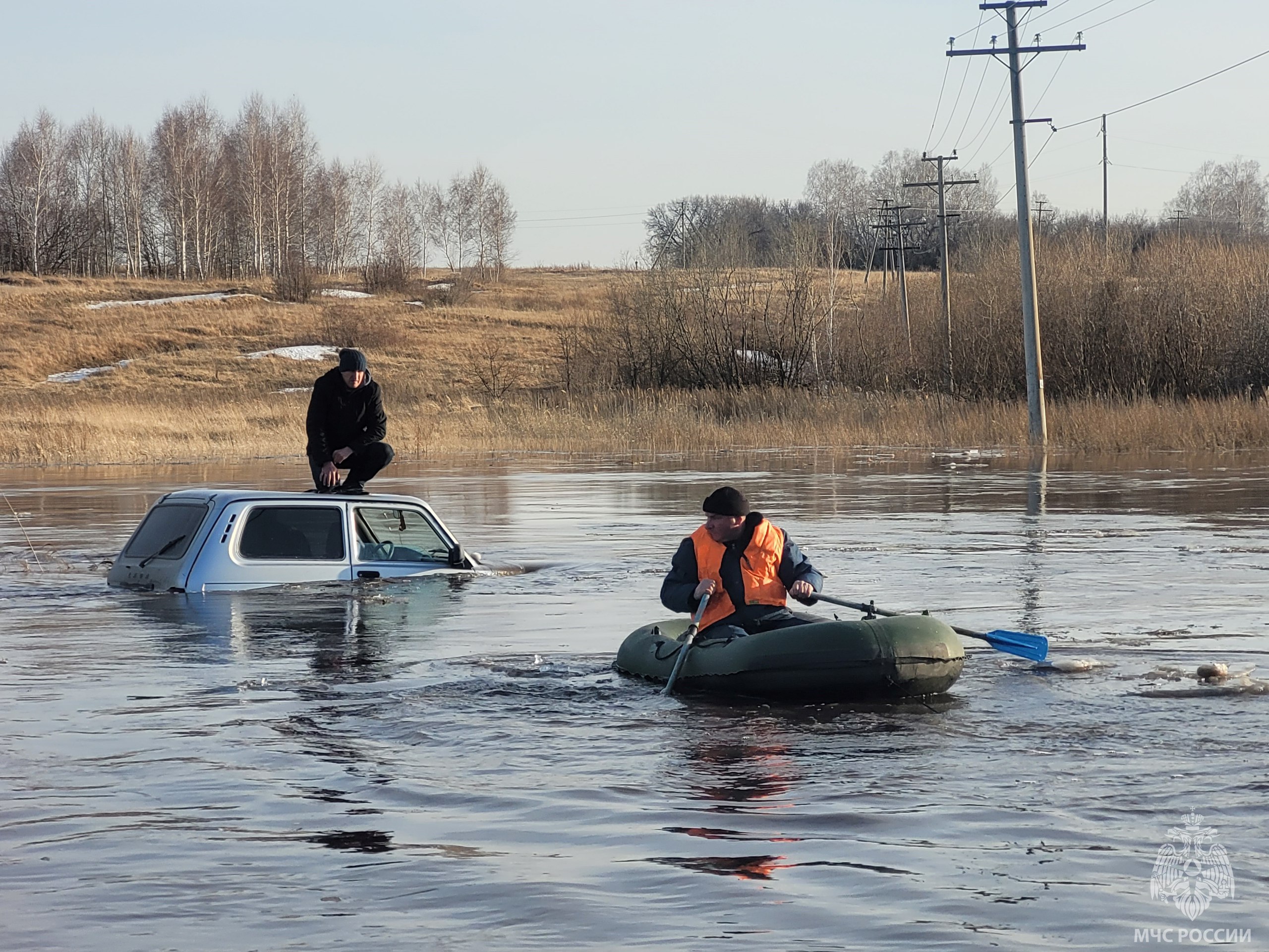 На Алтае автобус с девятью пассажирами затонул на трассе