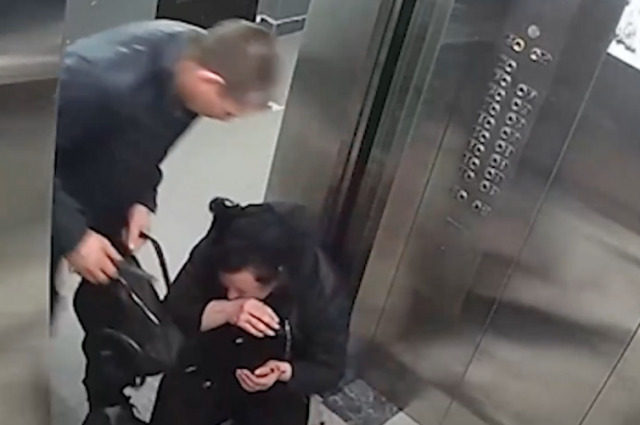 Мужчина до крови избил женщину в лифте на Одоевского в Новосибирске