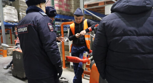 Силовики нагрянули на челябинский рынок в поисках нелегальных мигрантов