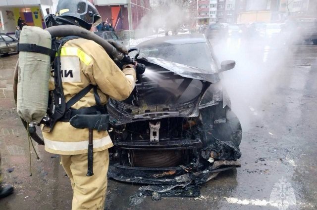В Тюмени автомобиль загорелся под окнами жилого дома