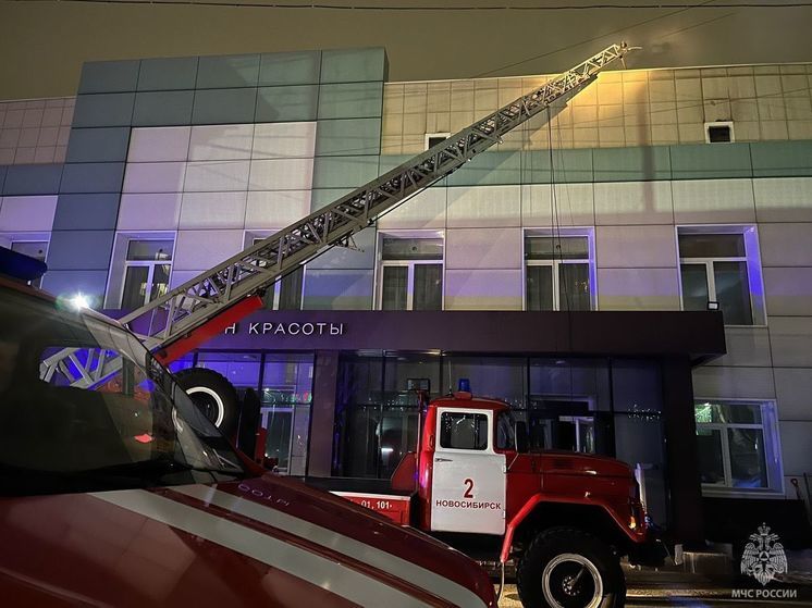 На площади 80 квадратных метров загорелось административное здание Новосибирска