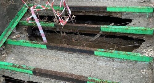 В Новосибирске у многоэтажного дома разрушилась лестница