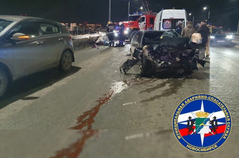 В Новосибирске водитель Lada въехал в стоящую на месте иномарку