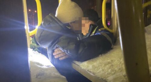 В Новокузнецке ребенок застрял на уличном спортивном городке