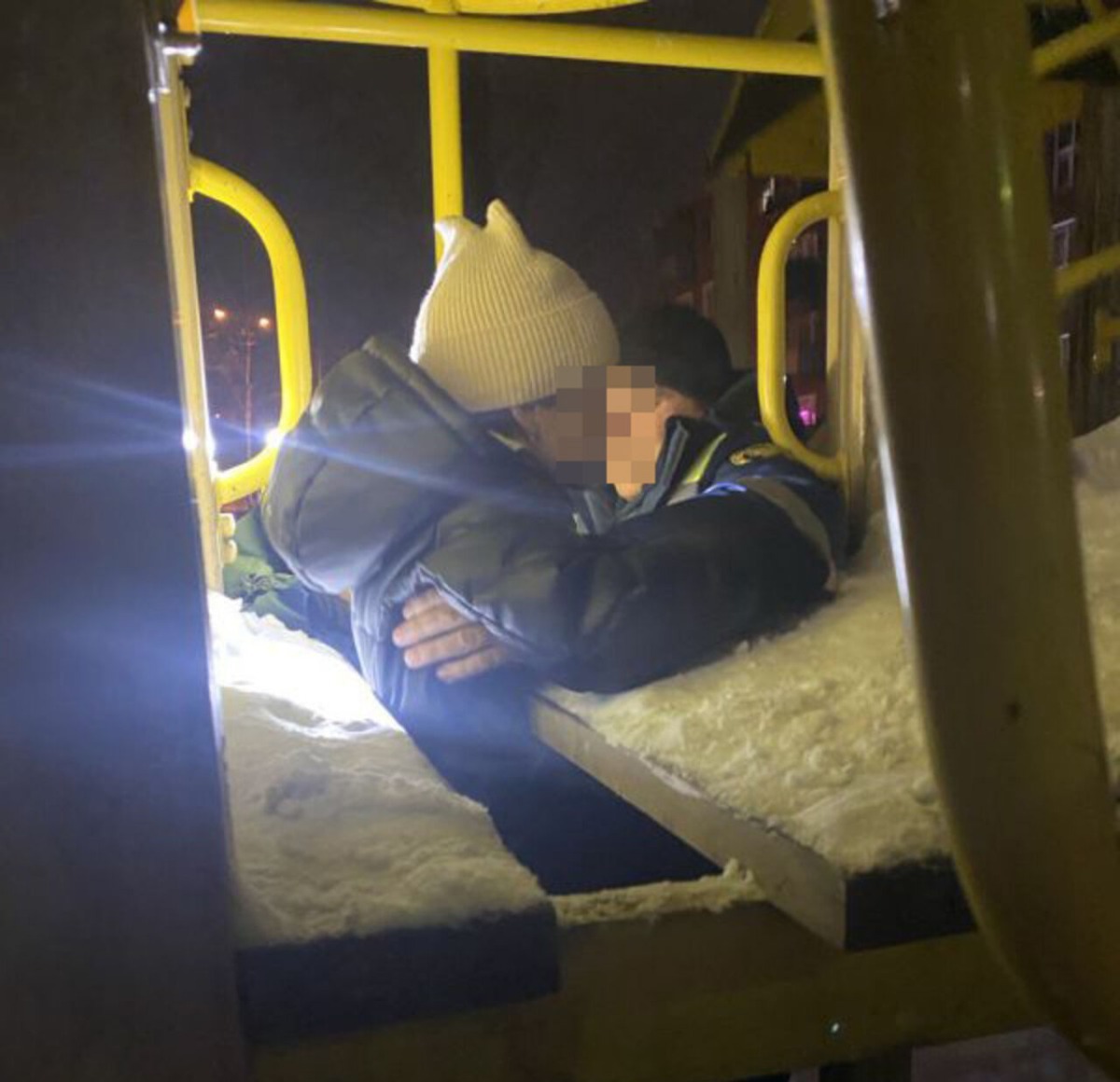 В Новокузнецке ребенок застрял на уличном спортивном городке