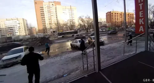 В Новосибирске наркоман едва не попал под колеса автомобиля, «спасаясь» от тигров