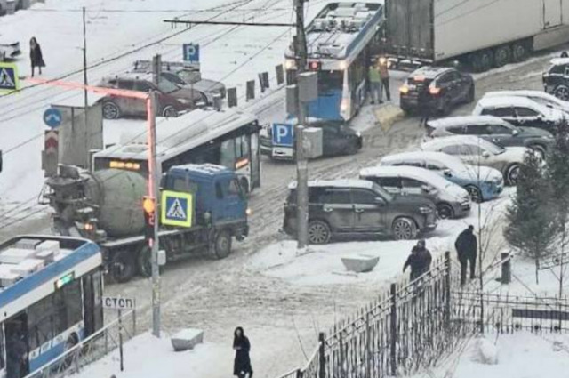 Столкновение фуры и троллейбуса на Калинина в Новосибирске вызвало пробку