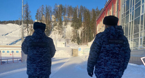 В екатеринбургский БЦ «Высоцкий» прибыли вооруженные силовики