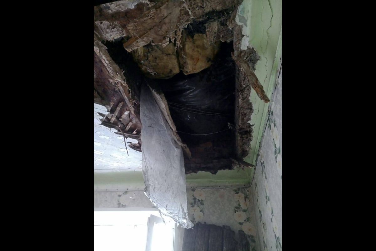 В доме на Челюскина в Новокузнецке обрушился потолок