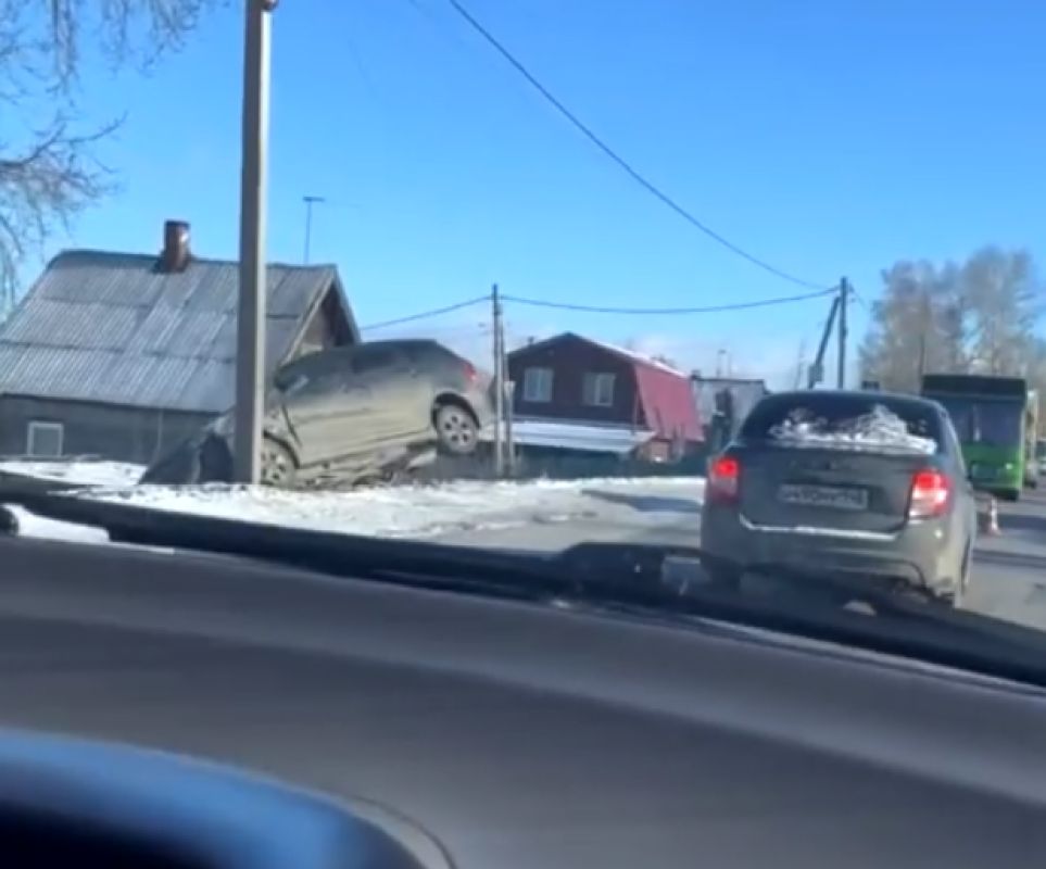 На кемеровской трассе автомобиль въехал в столб