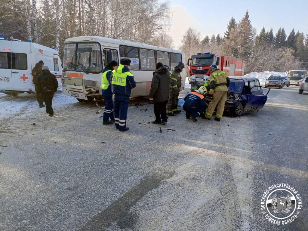 В Томске на Ивановского столкнулись ВАЗ и маршрутка